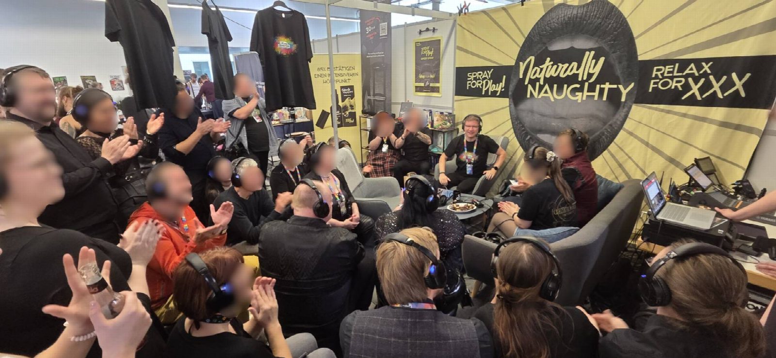 Der volle Unvernunft-Stand auf der BoFeWo 2025: Publikum mit Kopfhörern applaudiert rund um die Sitzgruppe.