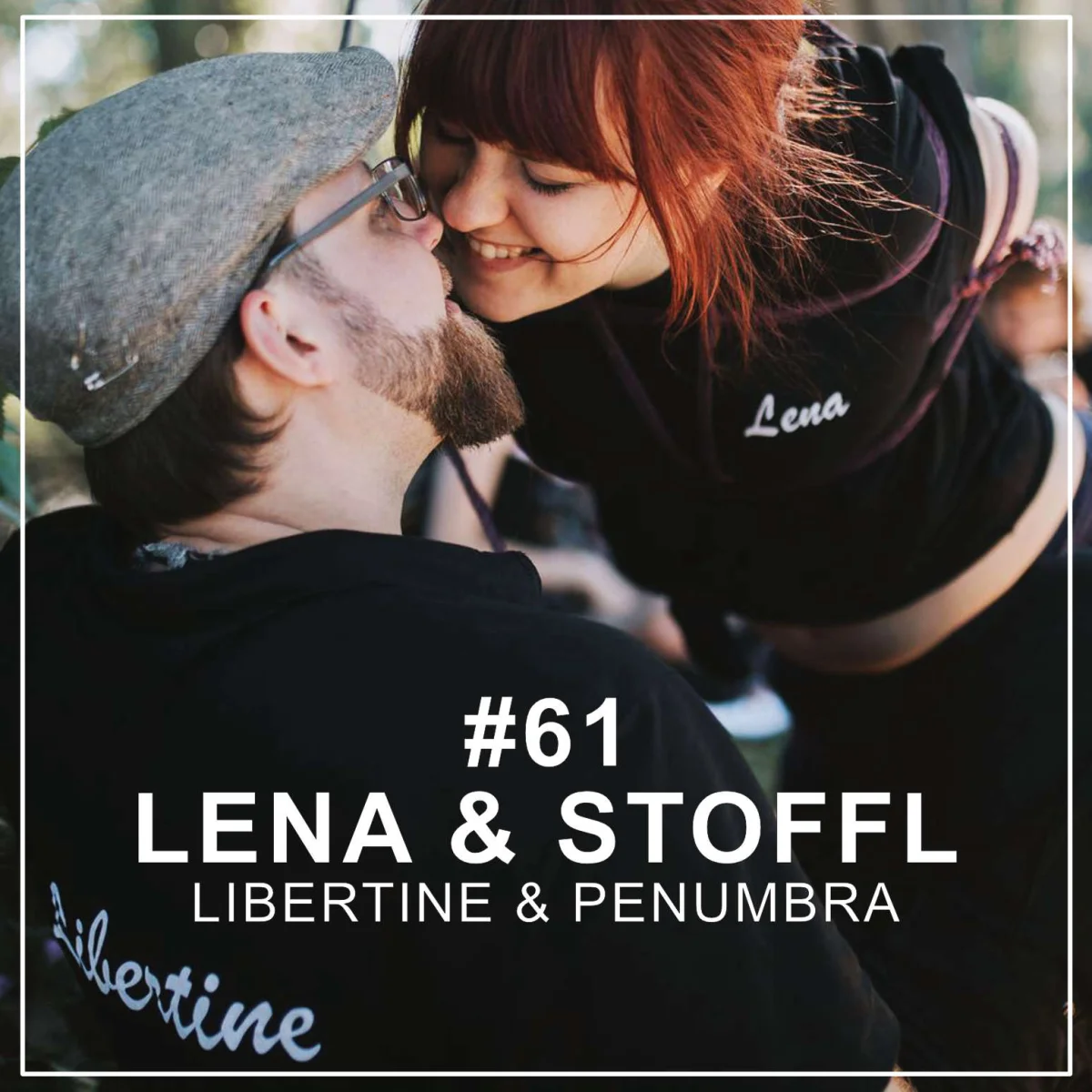 Lächelndes Paar in enger Pose mit den Namen Lena und Stoffl sowie der Folge #61 Libertine & Penumbra.