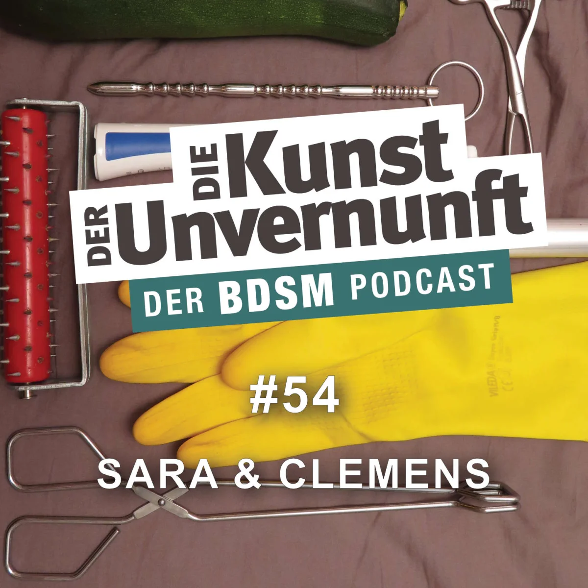 Podcast-Cover mit gelben Handschuhen, BDSM-Geräten und dem Titel Die Kunst der Unvernunft, Folge 54 Sara & Clemens