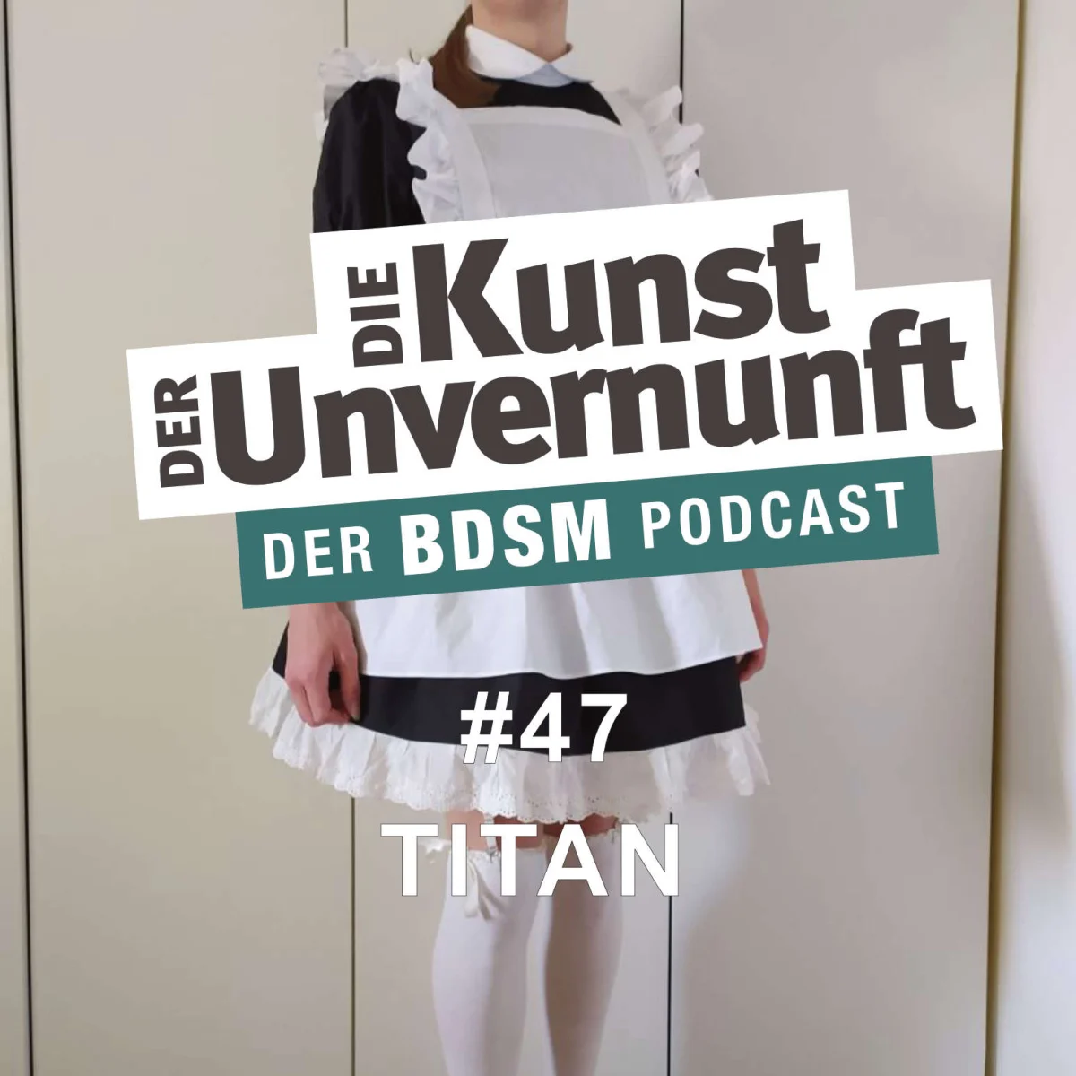 Person in schwarzer Kleidung mit weißer Schürze vor Podcast-Titelgrafik zu Folge 47 Titan