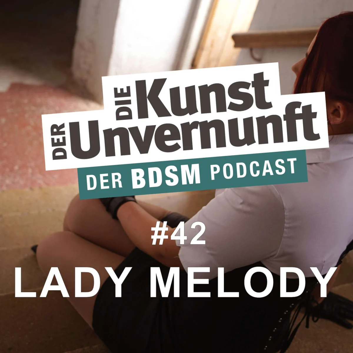 Podcast-Cover mit sitzender Frau und dem Titel Die Kunst der Unvernunft – Der BDSM Podcast, Folge 42 Lady Melody