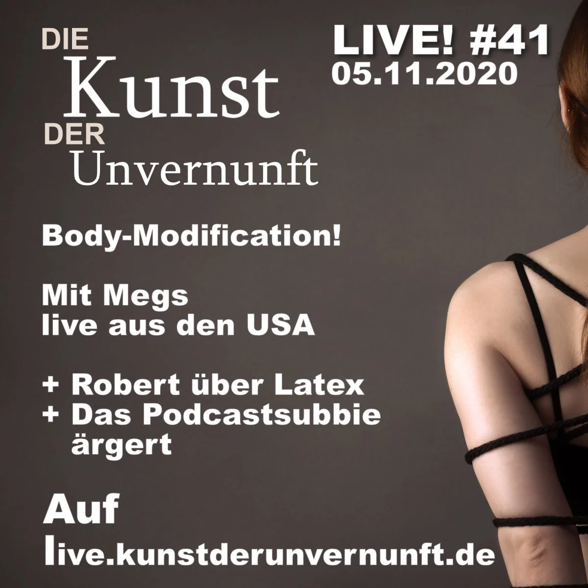 Podcast-Cover mit Text zu Body-Modification, Live-Folge 05.11.2020 und einer teilweise sichtbaren Frau mit schwarzem Harness
