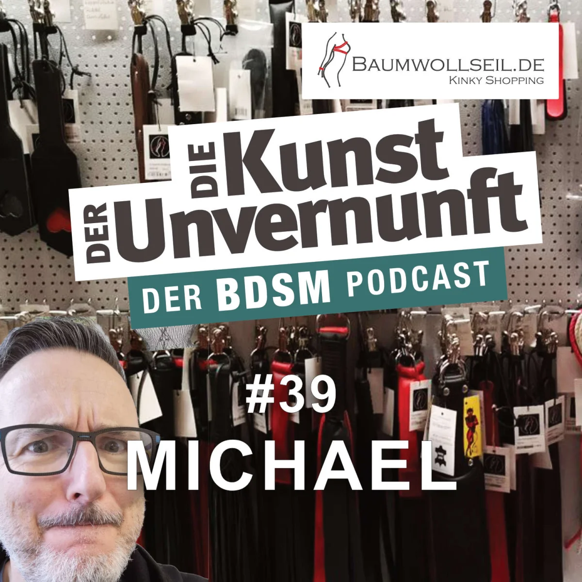 Podcast-Cover mit Michael vor einer Wand aus BDSM-Zubehör und dem Titel Die Kunst der Unvernunft, Folge 39.