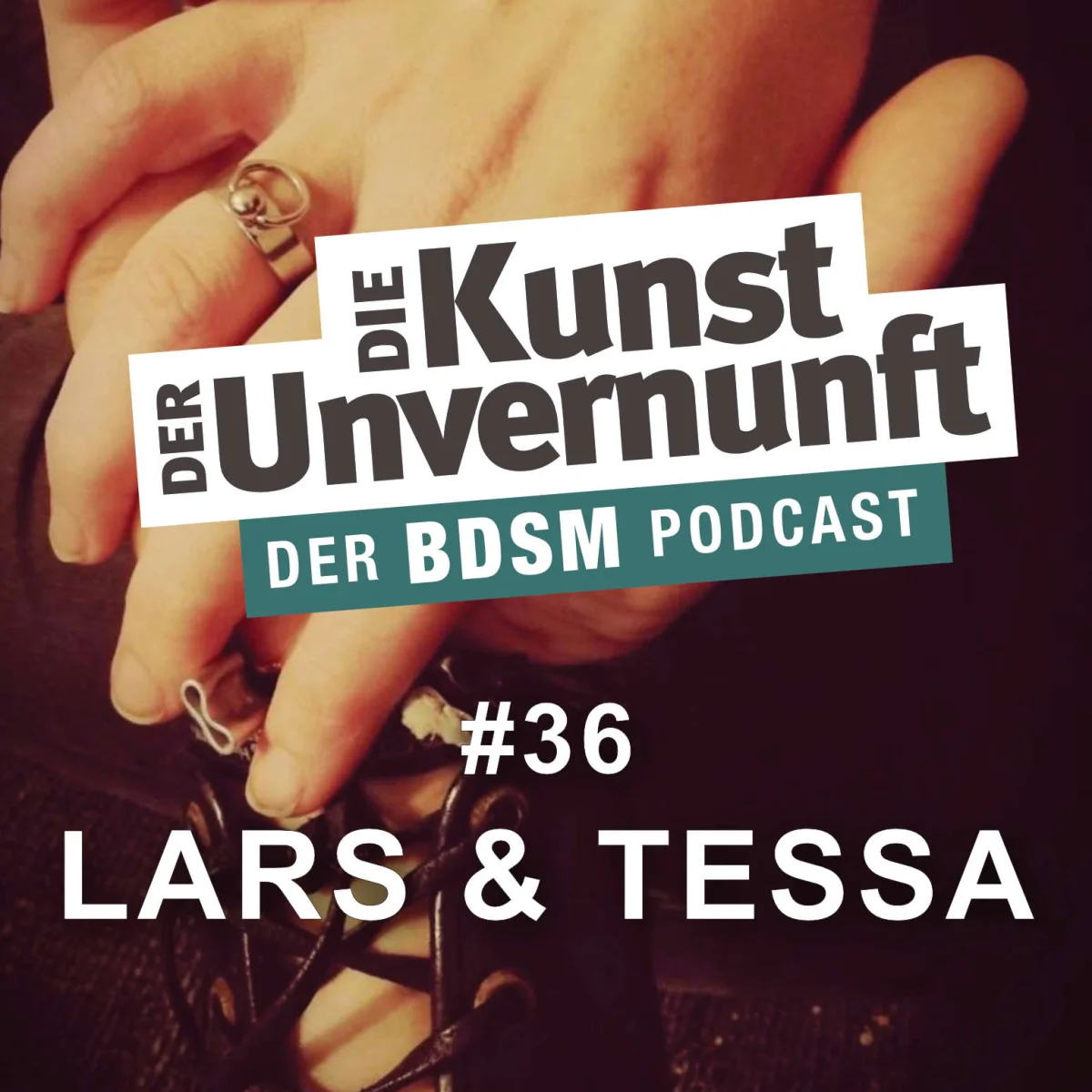 Podcast-Cover mit Händen, BDSM-Accessoires und dem Titel Der Kunst der Unvernunft, Folge 36 Lars & Tessa