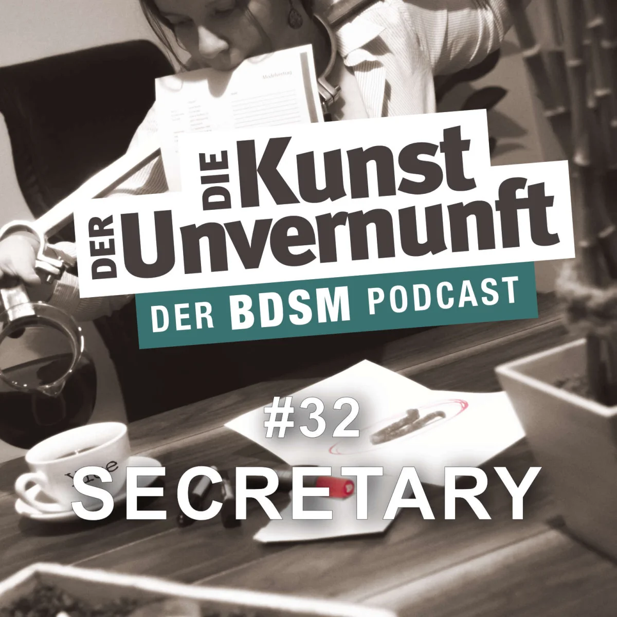 Podcast-Cover mit Frau am Schreibtisch, Titel Die Kunst der Unvernunft, Folge 32 Secretary.