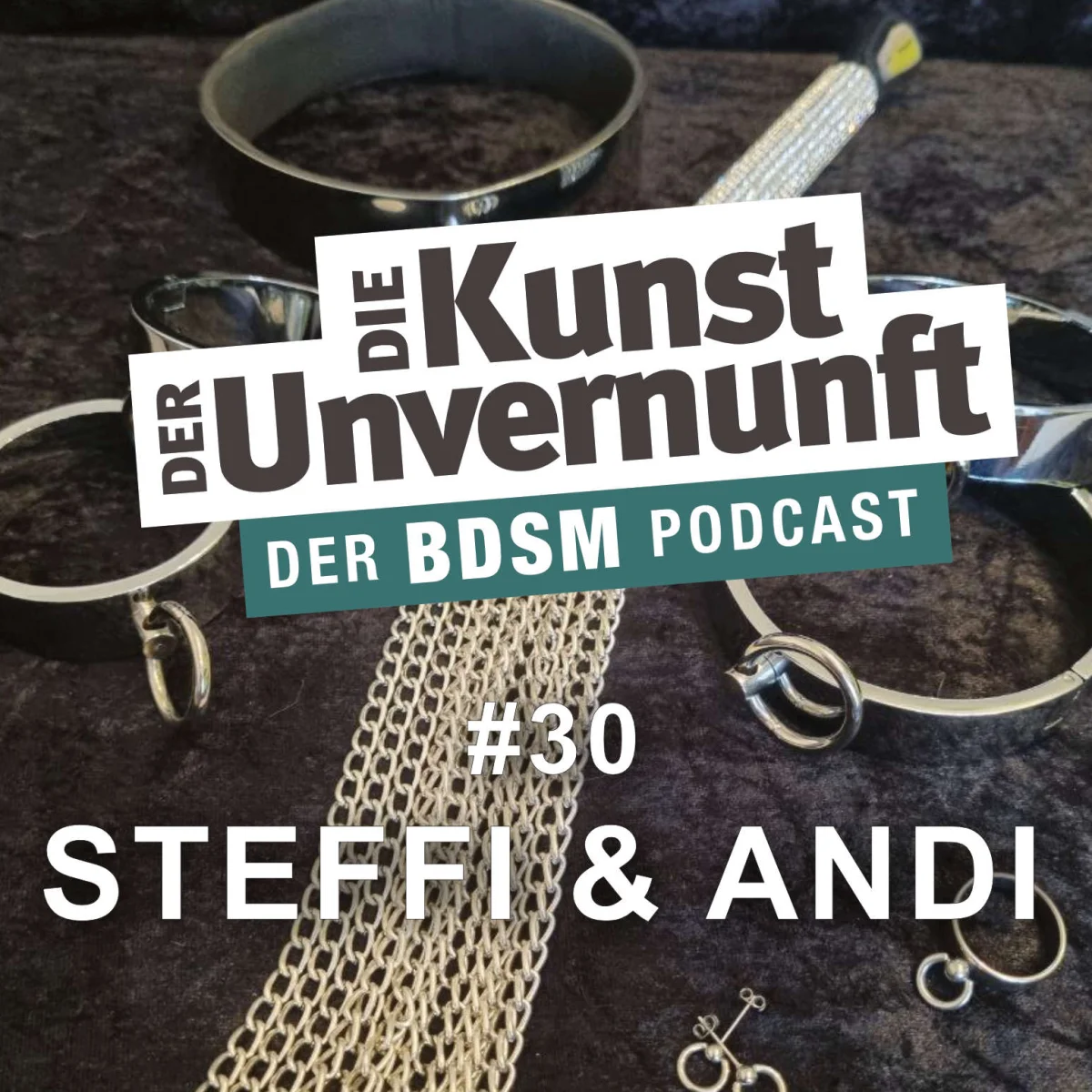 Podcast-Cover mit BDSM-Zubehör, Ketten und der Aufschrift Die Kunst der Unvernunft, Folge 30 Steffi & Andi