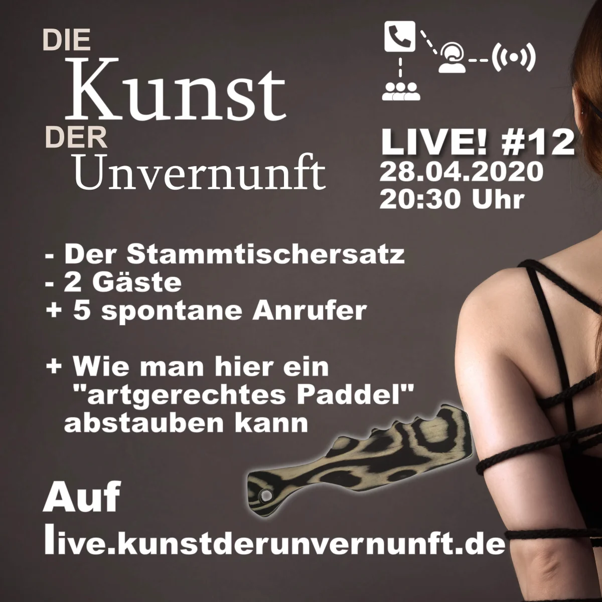Podcast-Cover mit Textankündigung, Holzpaddel und angeschnittenem Rücken einer Frau in schwarzem Strappy-Top