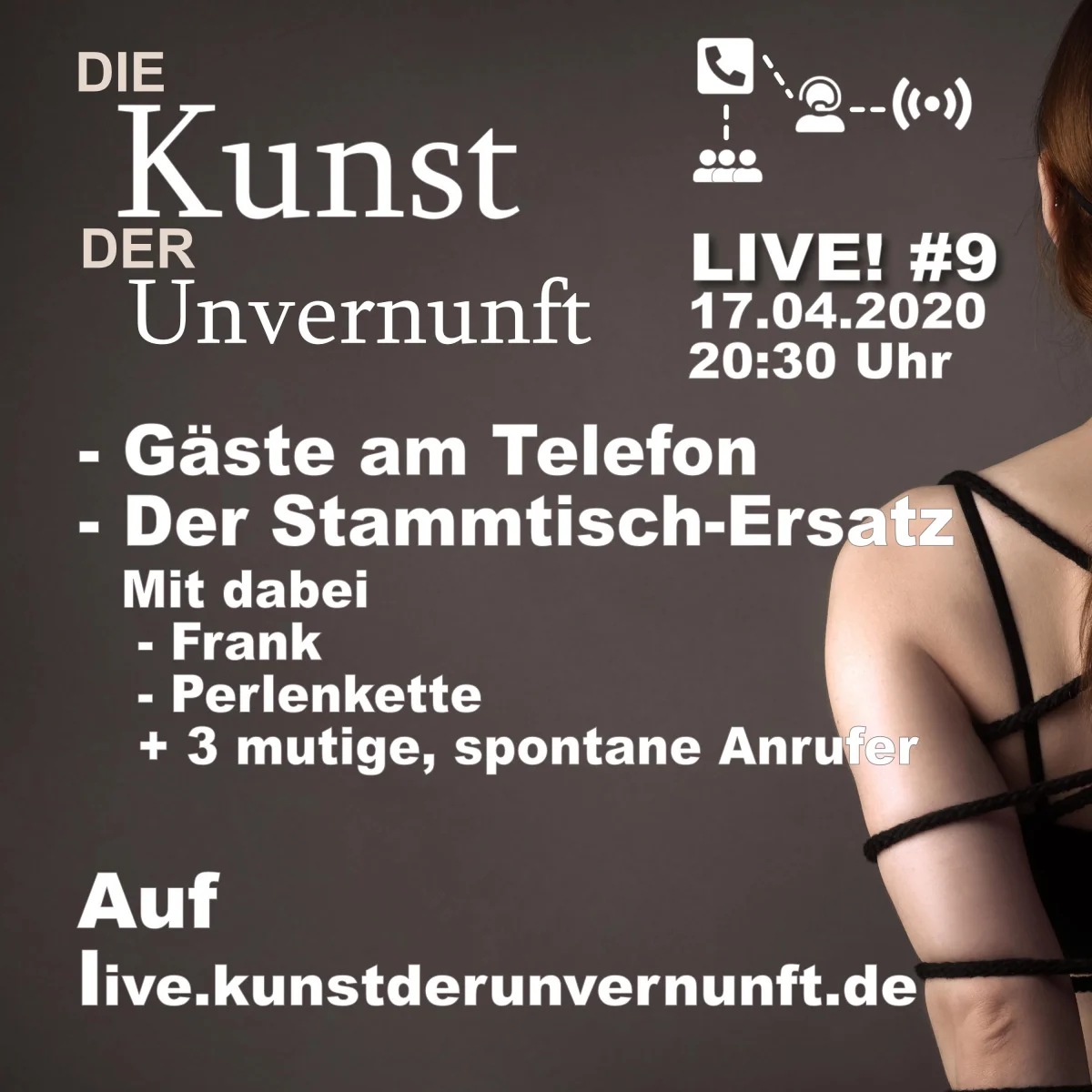 Podcast-Cover mit Text zu Live-Folge, Telefon-Gästen und einer Frau im schwarzen Trägeroberteil am rechten Rand
