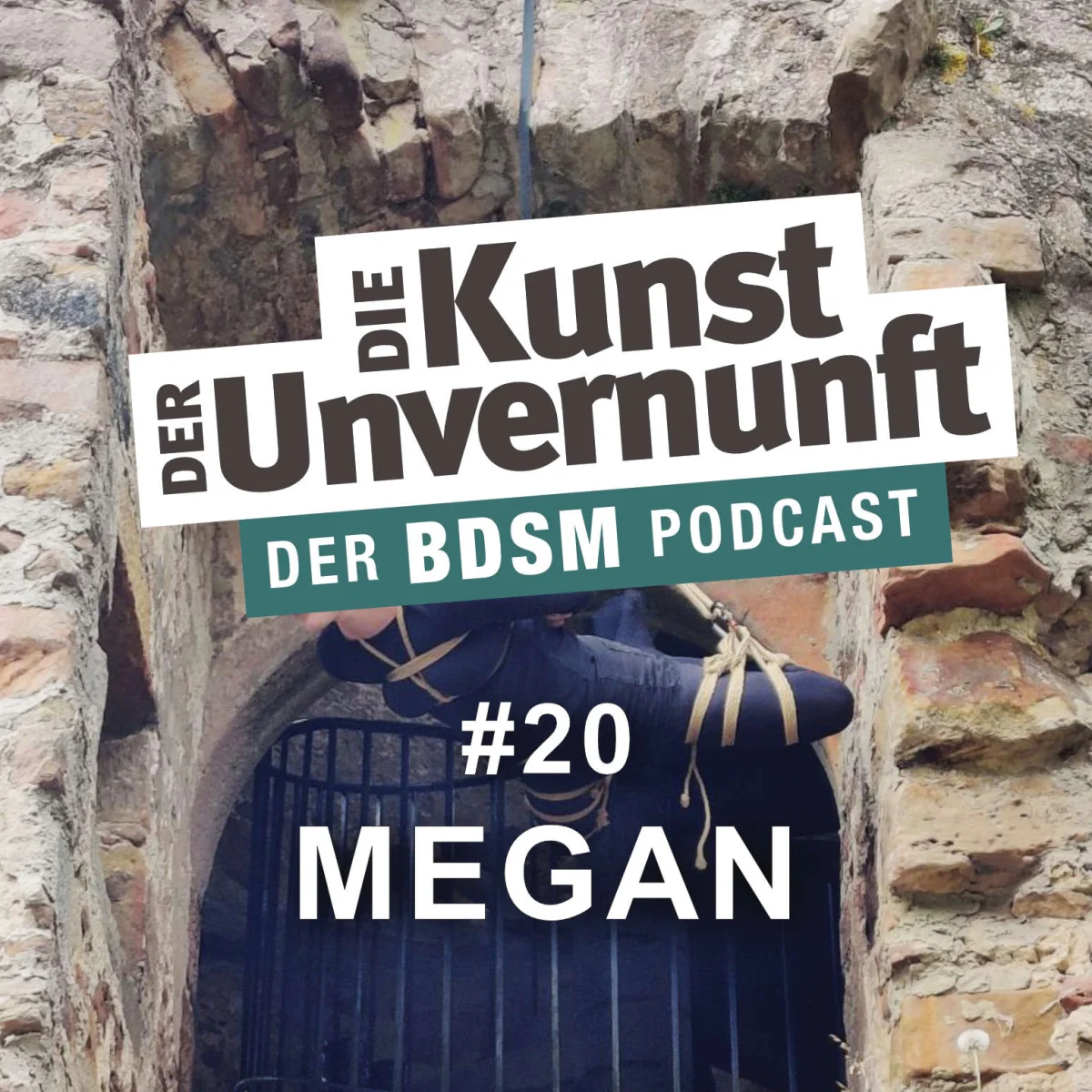 Podcast-Cover mit der Aufschrift Die Kunst der Unvernunft, Folge 20 Megan vor einer Steinmauer und einem Tor