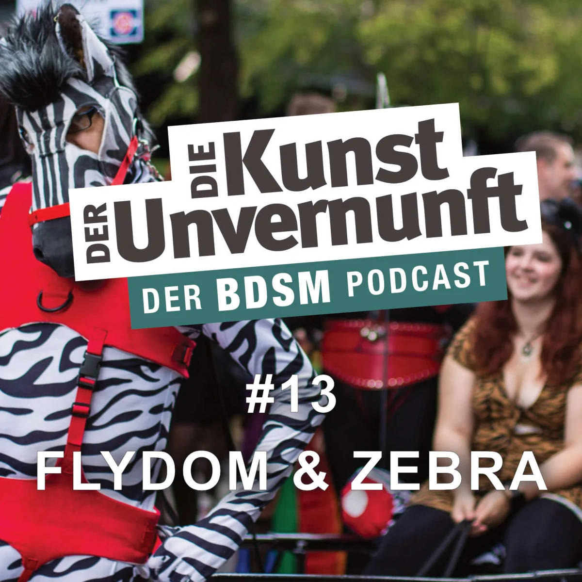 Podcast-Cover mit Person im Zebra-Petplay-Outfit, Titel Die Kunst der Unvernunft und Folge 13 Flydom & Zebra