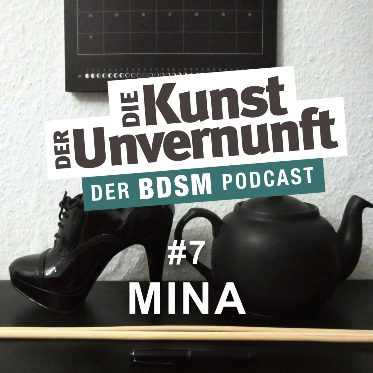 Podcast-Cover mit schwarzem Stiefel, Teekanne und Text Die Kunst der Unvernunft, Folge 7 Mina