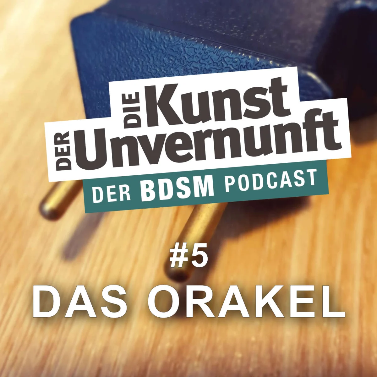 Podcast-Cover mit dem Titel Die Kunst der Unvernunft, Folge 5 Das Orakel, vor einem blauen Würfel und Holzgrund.