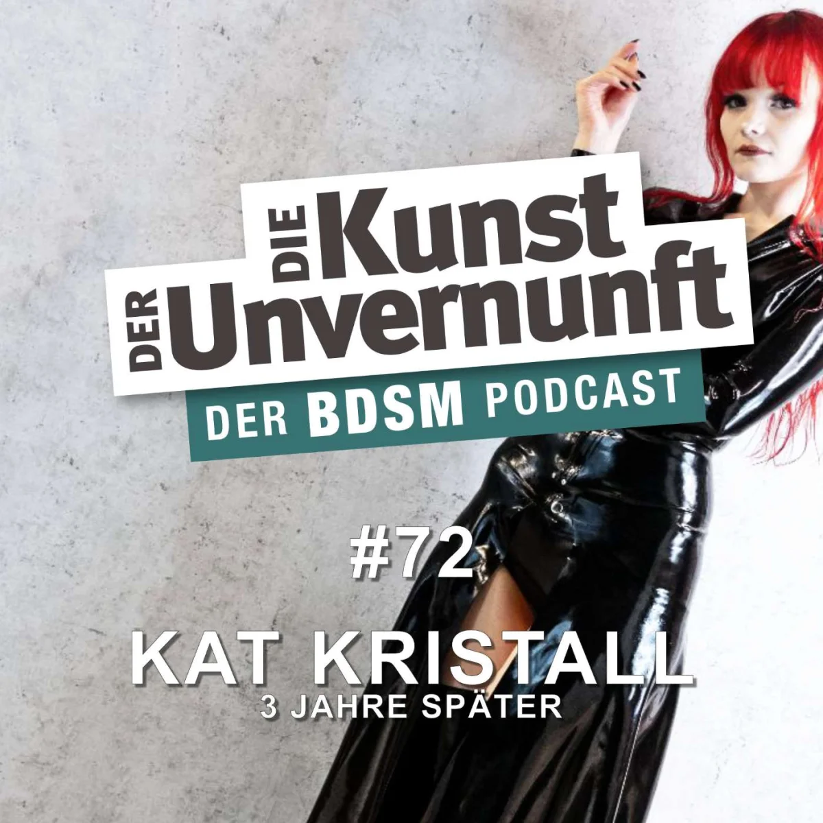 Podcast-Cover mit roterhaariger Frau in schwarzem Lackoutfit und dem Titel Kat Kristall – 3 Jahre später.