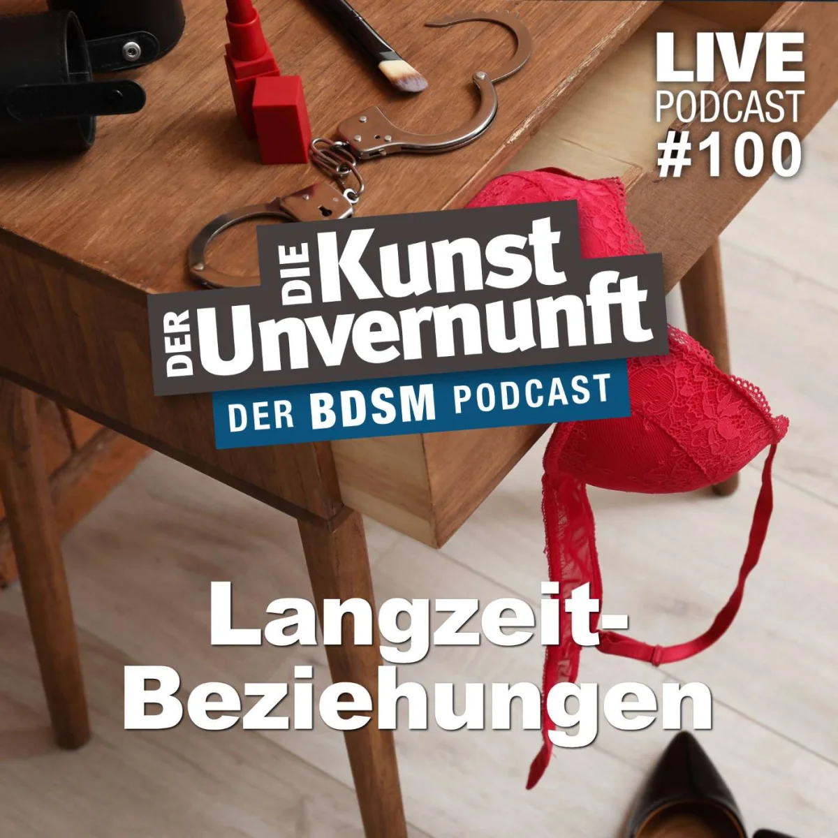 Podcast-Cover mit BDSM-Accessoires auf einem Tisch und dem Titel Langzeit-Beziehungen