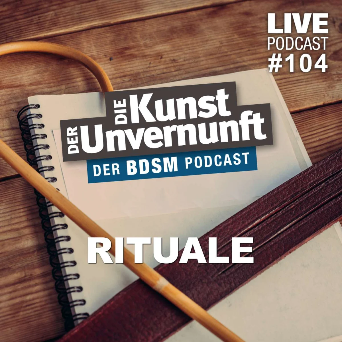 Podcast-Cover mit Notizbuch, Lederpeitsche und dem Titel Rituale von Der Kunst der Unvernunft.