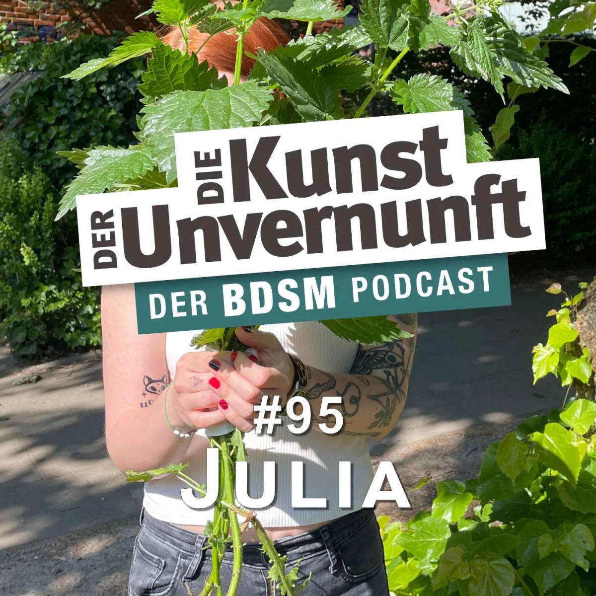 Podcast-Cover mit einer Frau im Grünen, Blumen in der Hand und dem Titel Die Kunst der Unvernunft – Folge 95 Julia