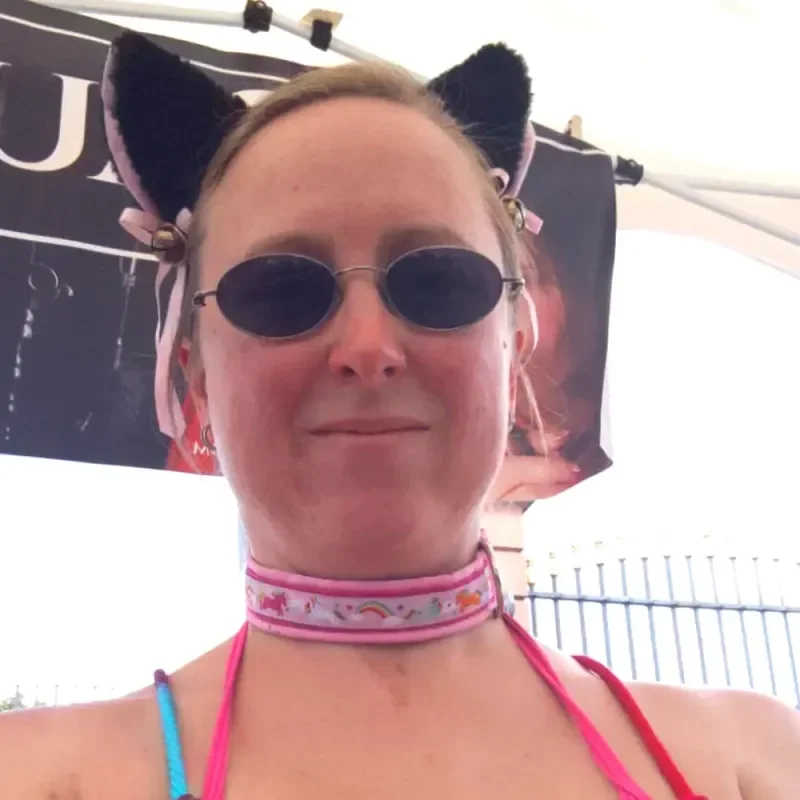 Person mit Sonnenbrille, Katzenohren und rosa Halsband auf einem Podcast-Cover zu Sabrina – BDSM-Reboot
