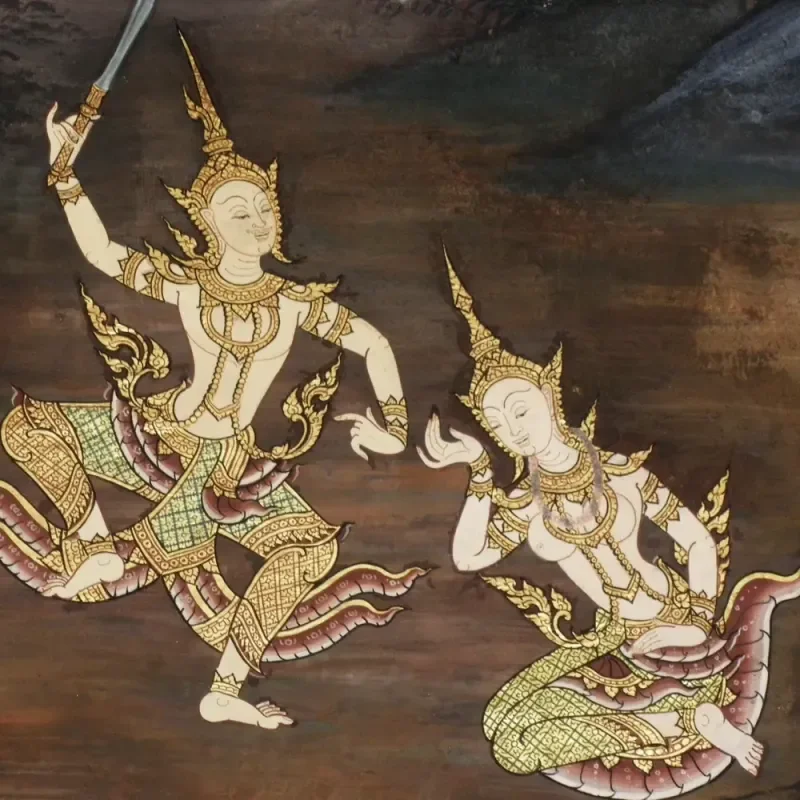 Thailändische Wandmalerei mit zwei reich verzierten Figuren in tänzerischen Posen auf dunklem Hintergrund
