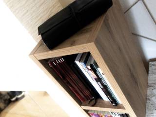 Schräg fotografiertes Holzregal mit CDs, DVDs und einer schwarzen Tasche auf der Ablage.